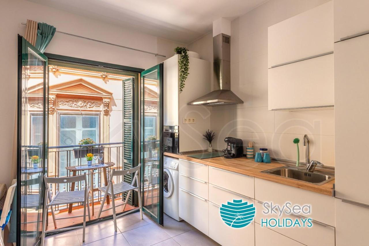 Skysea Holidays City Center Suites Малага Экстерьер фото