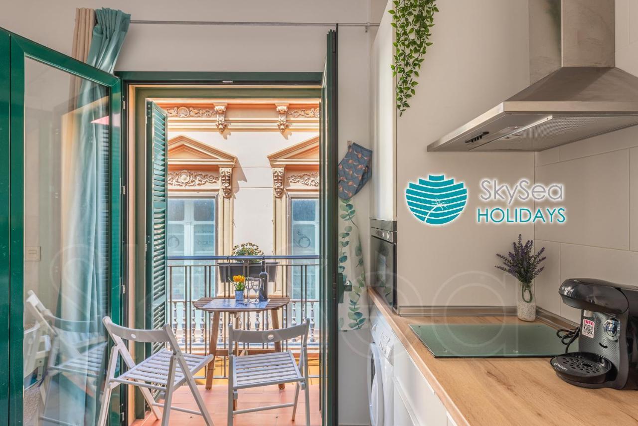 Skysea Holidays City Center Suites Малага Экстерьер фото